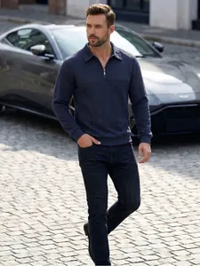 Hochwertiges strukturiertes Herren-Poloshirt in Marineblau in einer urbanen Umgebung