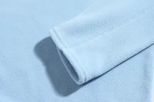 Primer plano de la manga de forro polar azul claro con detalles de costura y textura