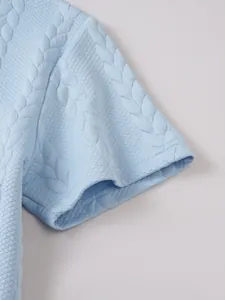 Detailopname van een lichtblauw casual herenshirt met ingewikkelde kabel-jacquardtextuur