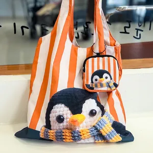Joli sac cabas à rayures orange avec détail pingouin 3D et sa petite pochette assortie