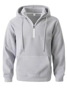 Λεπτομερής προβολή της απαλής γκρι υφής fleece ενός ανδρικού φούτερ με μισό φερμουάρ