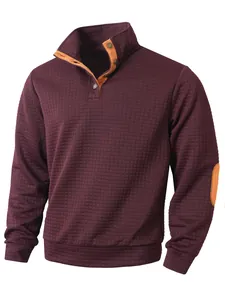 Detalle de sudadera granate para hombre con textura de cuadros y cuello alto