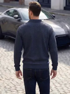 Detaillierte Rückansicht eines dunkelgrauen Zopfstrick-Polo-Pullovers für Herren.