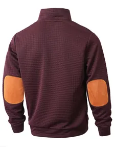 Vista posterior detallada de sudadera granate de punto gofrado para hombre con parches en los codos.