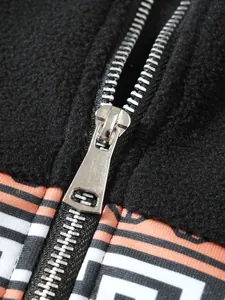 Makrodetail eines glatten silbernen Metallreißverschlusses an einem Fleece-Sweatshirt.
