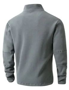 Vista posterior de sudadera de forro polar gris para hombre con cuello alto y ajuste
