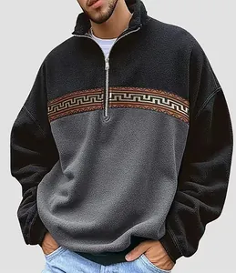 Nahaufnahme eines Herren-Fleece-Sweatshirts mit einem geometrischen Jacquard-Band.