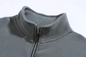 Detalle del cuello alto y la cremallera de la sudadera de forro polar gris para hombre