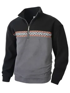 Nahaufnahme des Fleece-Sweatshirts für Herren mit Farbblock und geometrischem Muster