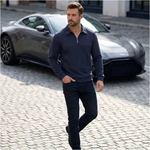 Strukturierter Herren-Polo-Pullover in Marineblau mit Reißverschluss und dunkler Jeans