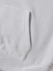 Κοντινό πλάνο από γκρι ύφασμα fleece και ραφές τσέπης σε ανδρική φούτερ