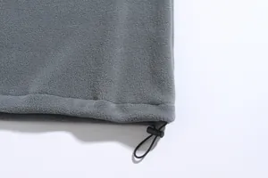 Nahaufnahme des Saums eines grauen Fleece-Sweatshirts für Herren mit verstellbarem Kordelzug