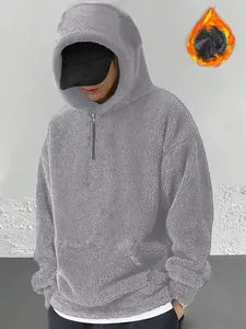 Dettaglio di una felpa con cappuccio in pile sherpa grigio da uomo con trama morbida