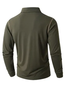 Vue arrière d'un polo à manches longues vert olive pour homme avec coutures d'épaule