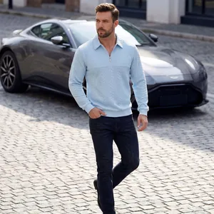Hellblauer Herren-Zopfstrick-Polo-Pullover mit Viertel-Reißverschluss