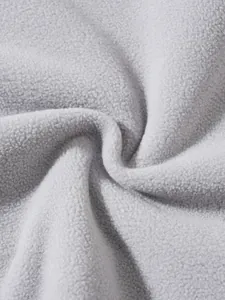 Κοντινή λήψη μαλακού γκρι υφάσματος polar fleece για ανδρικά χειμερινά φούτερ και ζακέτες