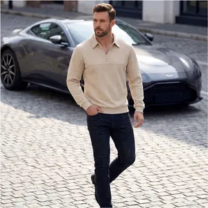 Detailaufnahme des cremefarbenen Herren-Poloshirts mit Zopfmuster und Reißverschluss