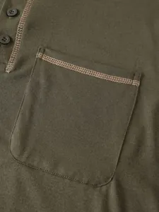 Détail d'un polo à manches longues vert olive pour homme avec poche poitrine et coutures.