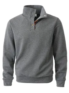 Detalle del punto de nido de abeja y el cuello con botones de una sudadera gris de hombre
