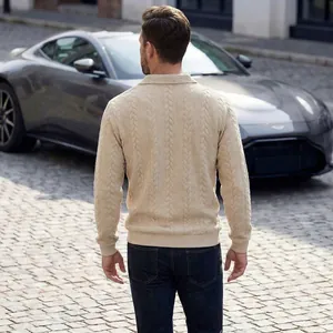 Rückansicht eines beigefarbenen Langarm-Poloshirts mit Zopfmuster für Herren