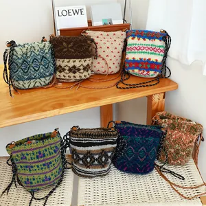 Bolsos bandolera de invierno en felpa con motivos geométricos y corazones