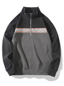 Detailansicht des Mäander-Musters auf dem zweifarbigen Zip-Sweatshirt