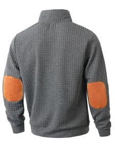 Vista trasera de una sudadera gris con textura gofrada y coderas de color naranja.