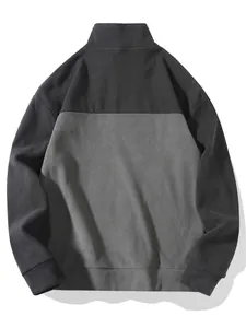 Rückansicht eines zweifarbigen Fleece-Sweatshirts für Herren mit Stehkragen und Rippbündchen
