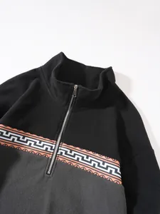 Nahaufnahme eines Herren-Fleece-Sweatshirts mit halbem Reißverschluss und Meandermuster