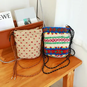 Dos bolsos bandolera de lana de cordero en color beige con puntos y rayas de colores