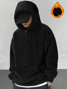 Vista dettagliata della felpa con cappuccio in pile sherpa nero da uomo con mezza zip