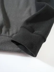Detail eines Fleece-Sweatshirts für Herren mit weicher Stoffstruktur und elastischem Bündchen.