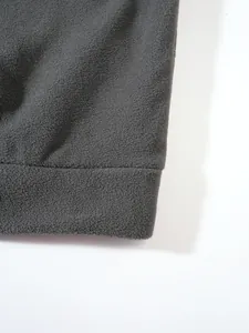 Nahaufnahme des dunkelgrauen Fleece-Stoffs an einem Outdoor-Freizeit-Sweatshirt für Herren.