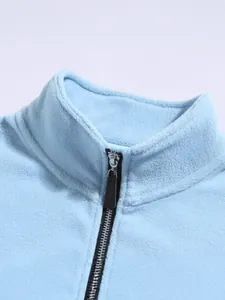 Detail van lichtblauwe heren fleece sweatshirt met halve rits en opstaande kraag