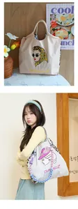 Gros plan d'un sac cabas en nylon style japonais avec broderie de personnage coloré
