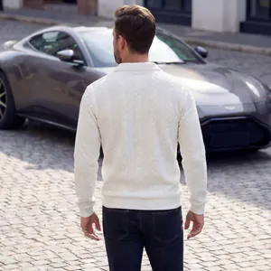 Detaillierte Rückansicht eines weißen Zopfstrick-Polopullovers für Herren mit langen Ärmeln