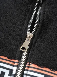 Detailansicht eines langlebigen Metallreißverschlusses an einem Herren-Fleece-Sweatshirt.