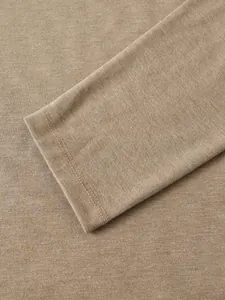 Détail macro du poignet cousu d'un polo à manches longues pour hommes de couleur kaki