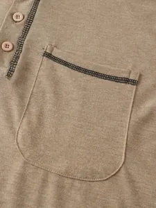 Gros plan détaillé d'une poche de polo homme kaki avec des coutures contrastées noires