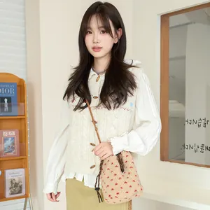 Elegante bolso de peluche beige con corazones rojos, modelado en un ambiente interior