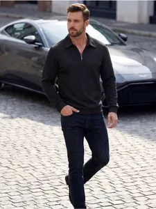 Stilvolles Herren-Poloshirt in Anthrazit mit Reißverschluss und strukturiertem Brustmuster.