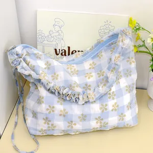 Elegante borsa a tracolla a quadretti blu e bianchi con stampa floreale e tracolla arricciata