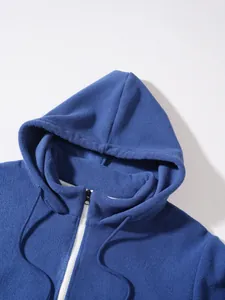 Λεπτομέρεια κουκούλας και υφής fleece σε μπλε ανδρικό φούτερ με φερμουάρ μισού μήκους.