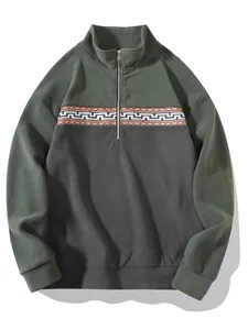 Detailaufnahme von Herren-Fleece-Sweatshirt mit halbem Reißverschluss und Jacquard