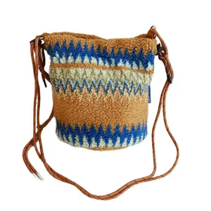 Bolso bandolera de peluche de invierno en lana de cordero con patrón geométrico azul y marrón