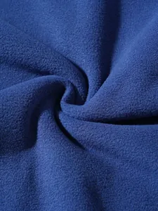 Κοντινό πλάνο μαλακής μπλε φλις υφής για λεπτομέρειες ανδρικού φούτερ με κουκούλα