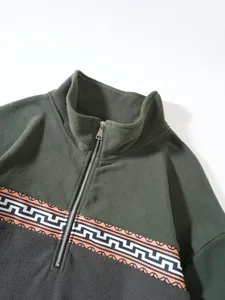 Detailansicht des Outdoor-Fleece-Sweatshirts für Herren mit geometrischem Jacquard-Muster