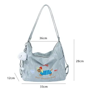 Bolso hobo azul claro texturizado con lindo bordado de perro y llavero de nube blanca