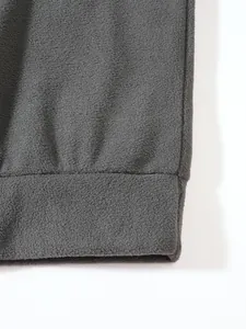 Makro-Detailansicht des anthrazitfarbenen Fleece-Stoffes an einem Herren-Sweatshirt