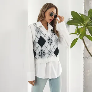 Dettaglio ravvicinato del gilet in maglia jacquard a rombi e pied-de-poule bianco e nero.